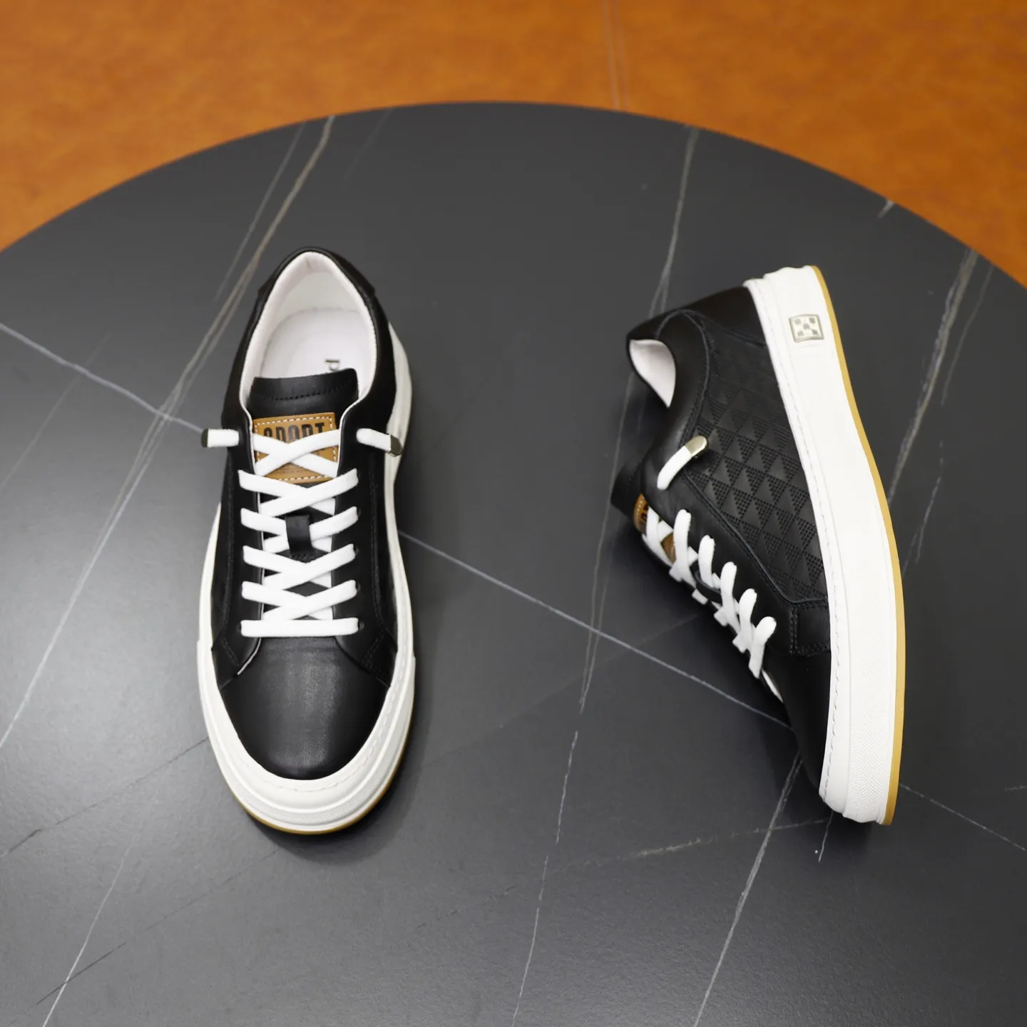 Men's shoes: 440💰🙅‍♂️🙅‍♂️🙅‍♂️ Brand: PRADA Standard code: 38–44 (45 can be customized) Level: Same as the official website Material: Original cowhide fabric Comfortable pigskin lining Lightweight and wear-resistant outsole Style category: Men's fashionable casual shoes and boots Running sneakers Distinguished luxury brand elements Top luxury Color: actual picture color